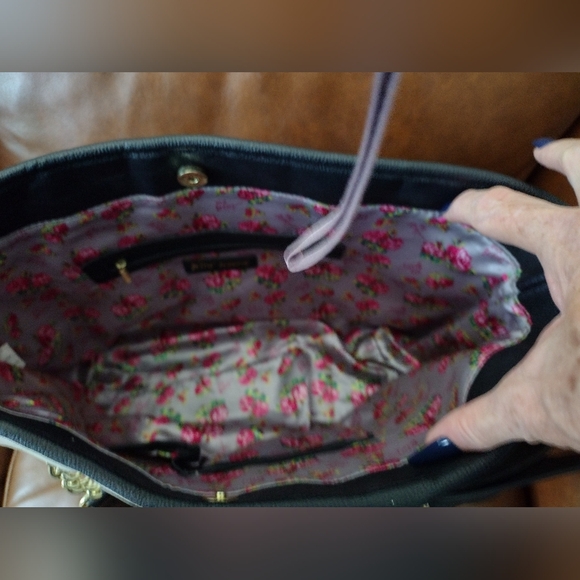 Betsy Johnson Large White and Black Heart Quilted Tote Bag - Picture 4 of 6